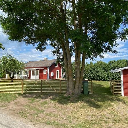 Charmig, Nyrenoverat Och Fullt Utrustad Stuga. Anpassad Foer Hundar, Naera Till Naturen Och Havet. Gangavstand Till Golfbana. Kalmar Exterior foto